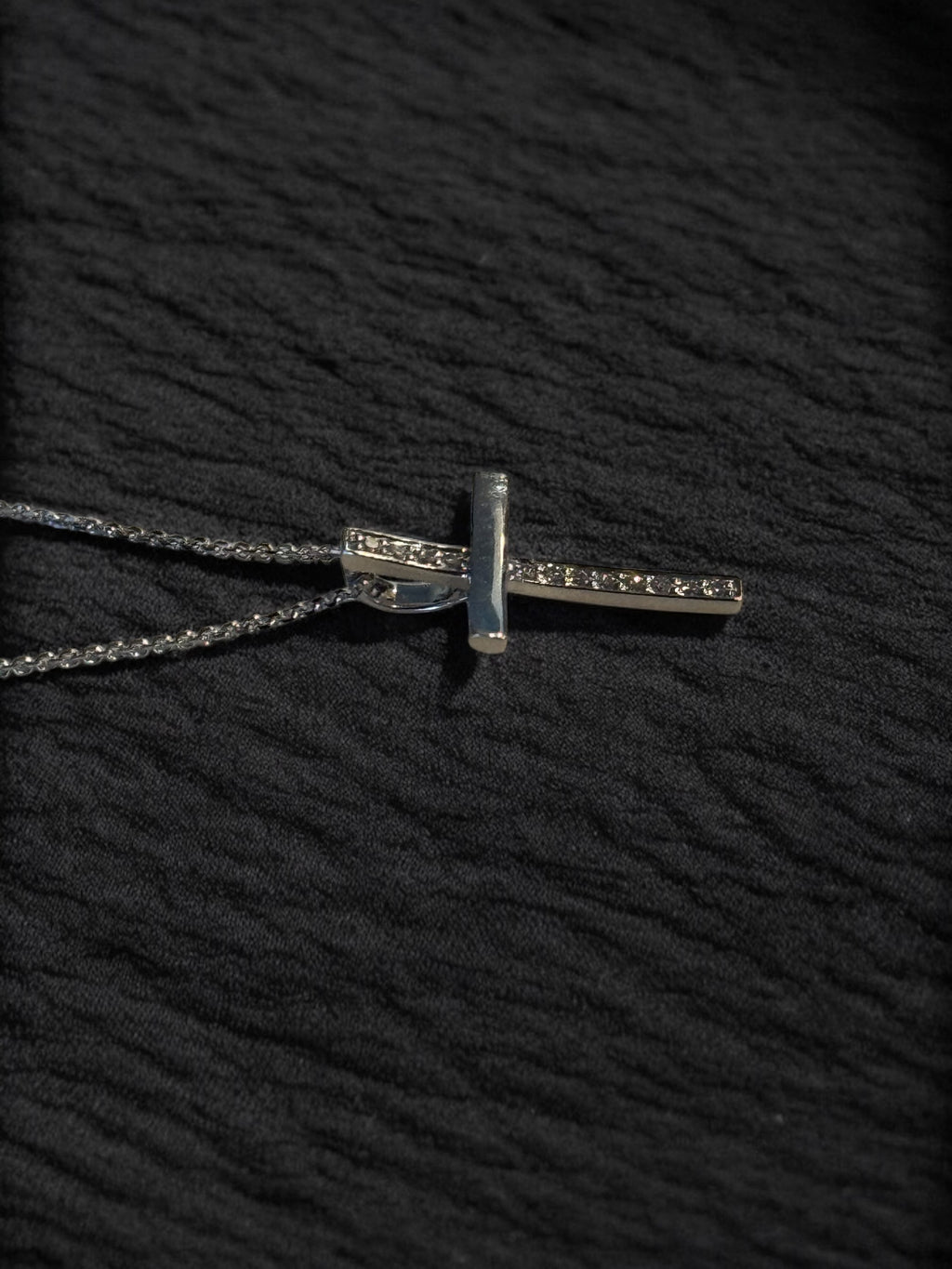 Collar cruz delgada oro con diamantes