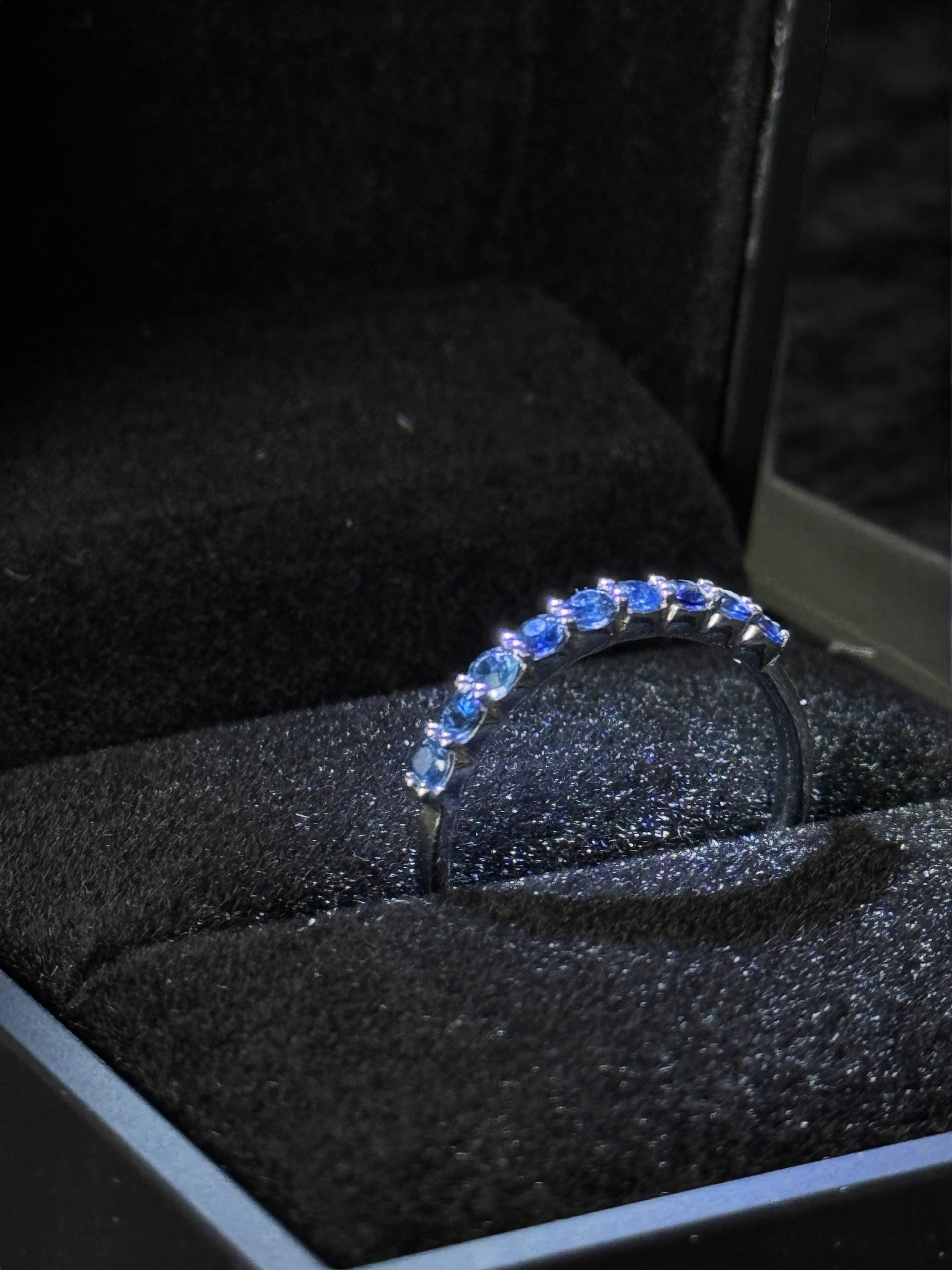 Anillo oro con zafiros