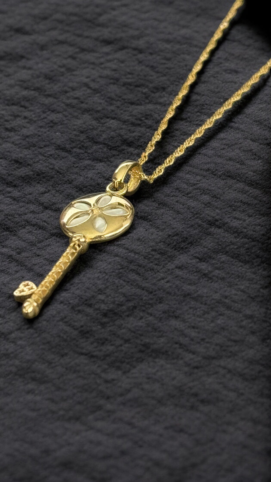 Collar con dije de padre perla en oro