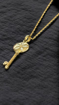 Collar con dije de padre perla en oro