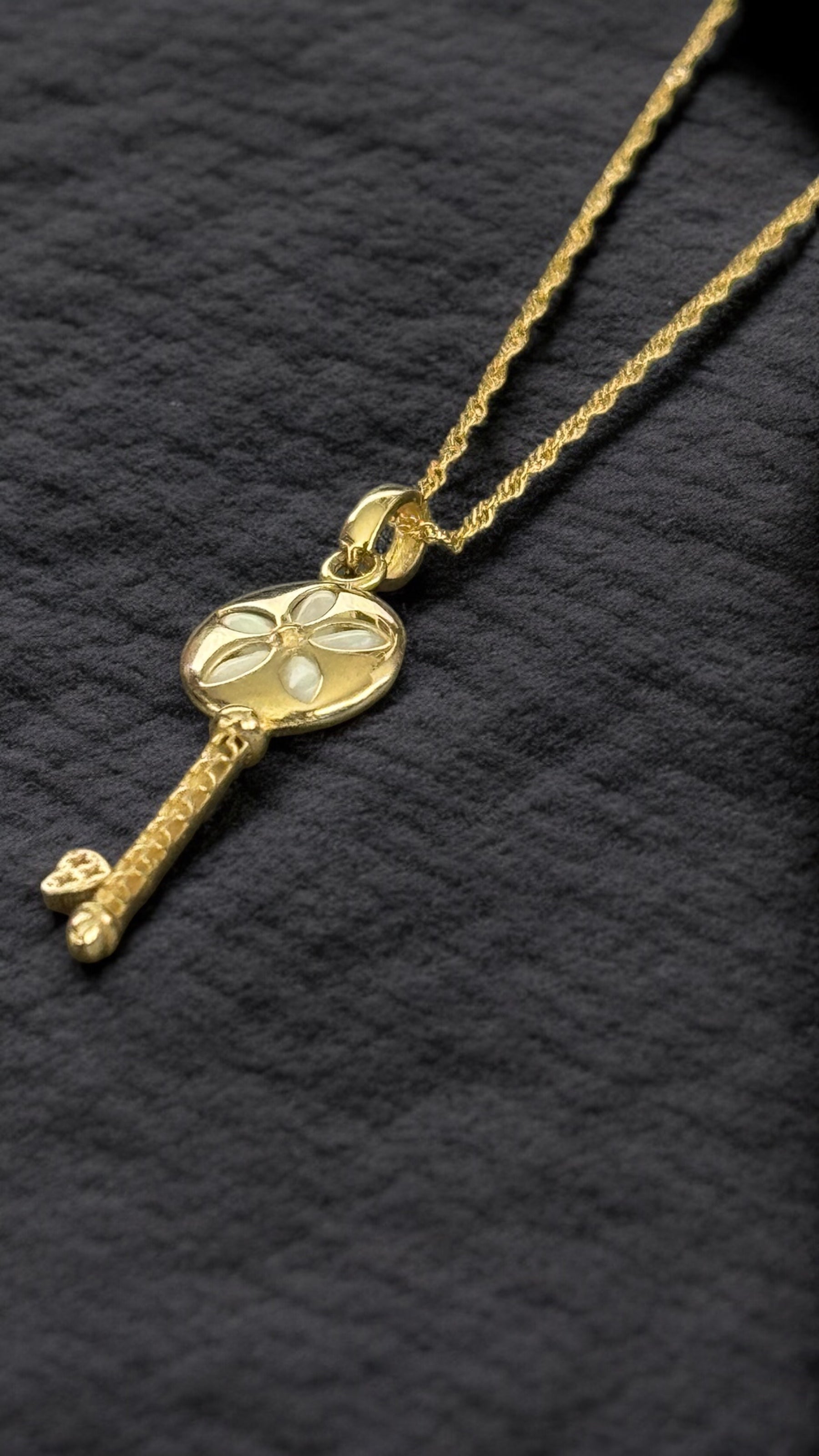 Collar con dije de padre perla en oro