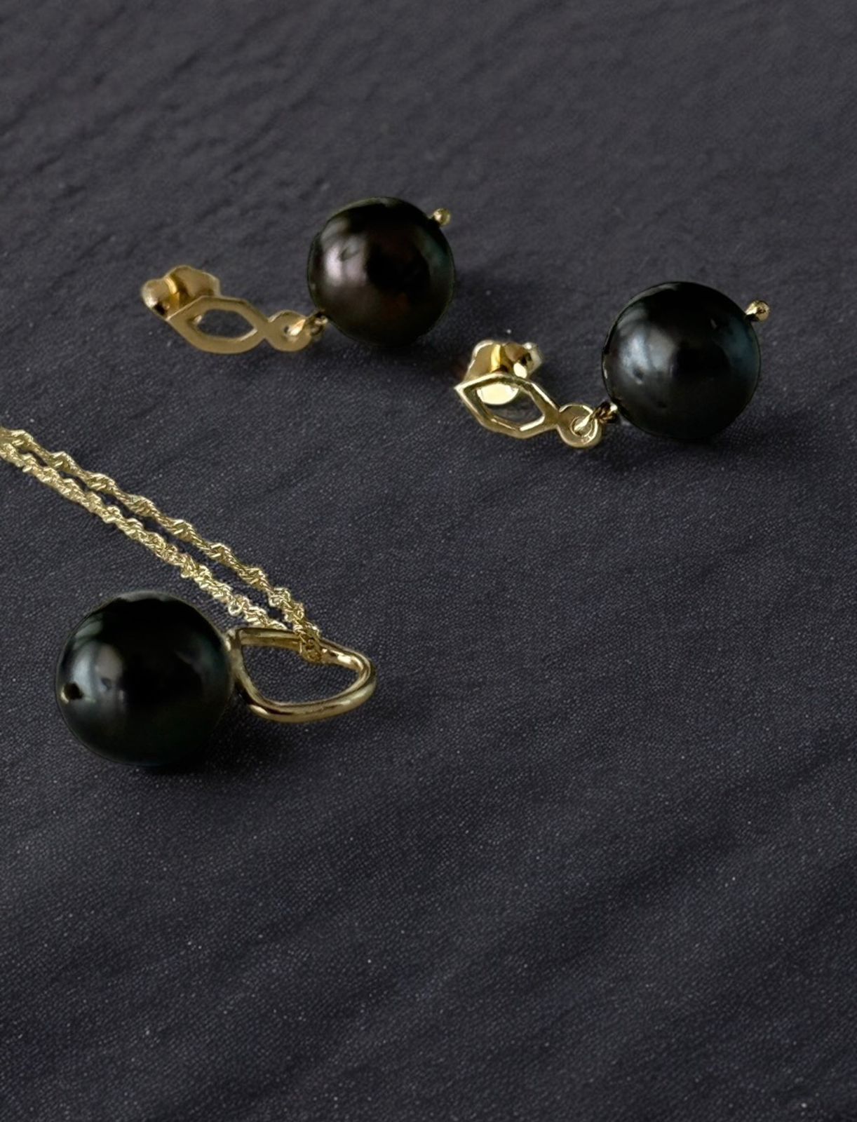 Aretes y Collar de perlas Tahití en oro