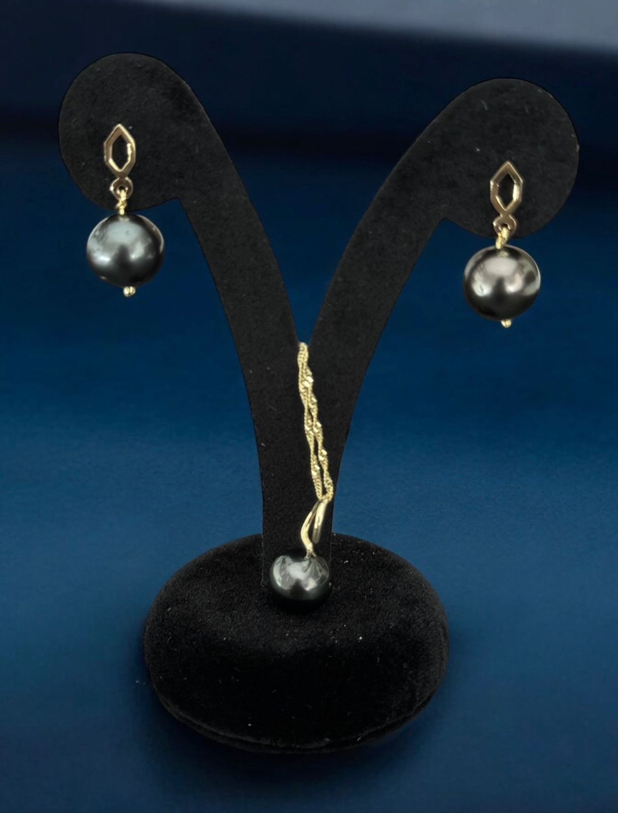 Aretes y Collar de perlas Tahití en oro