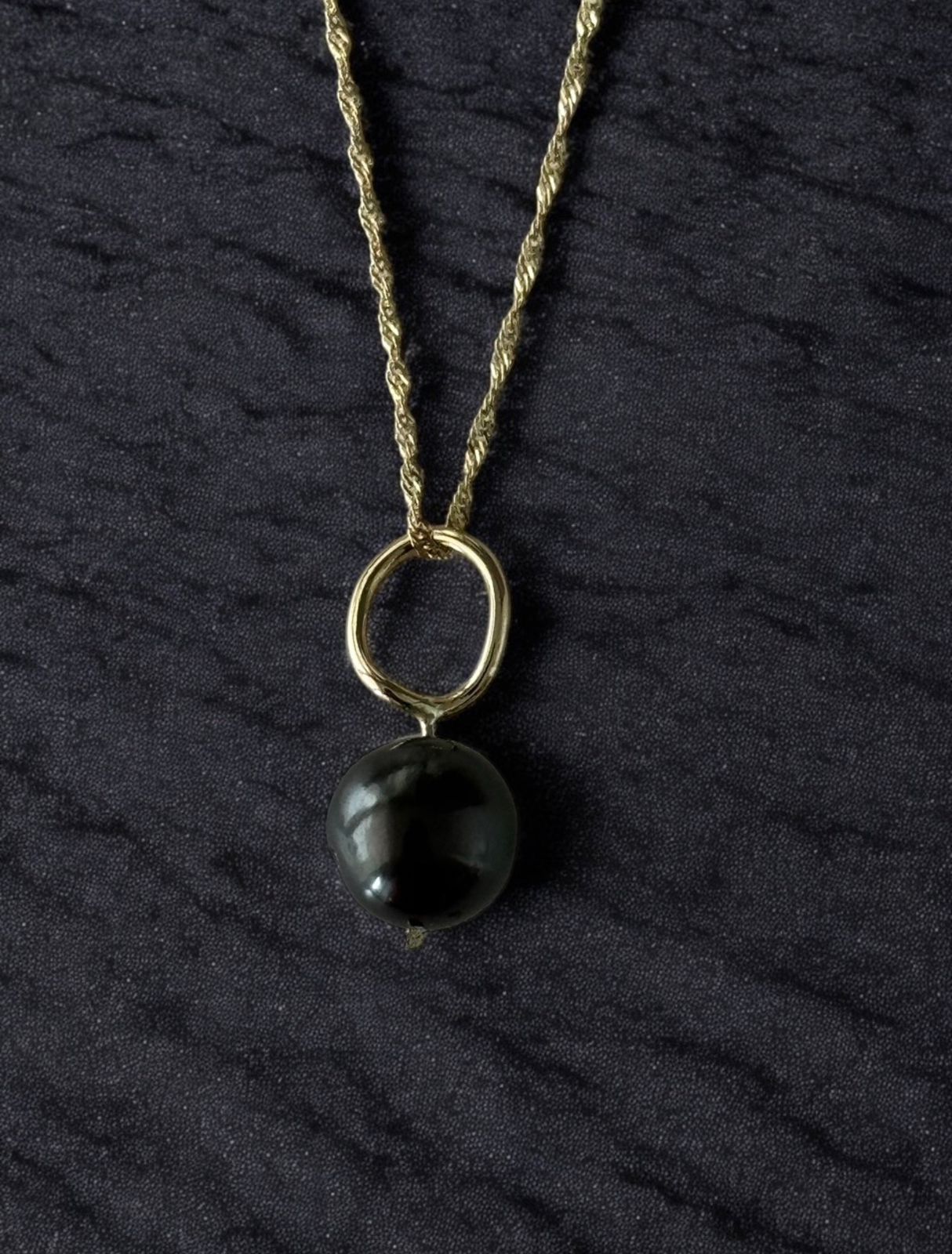 Aretes y Collar de perlas Tahití en oro