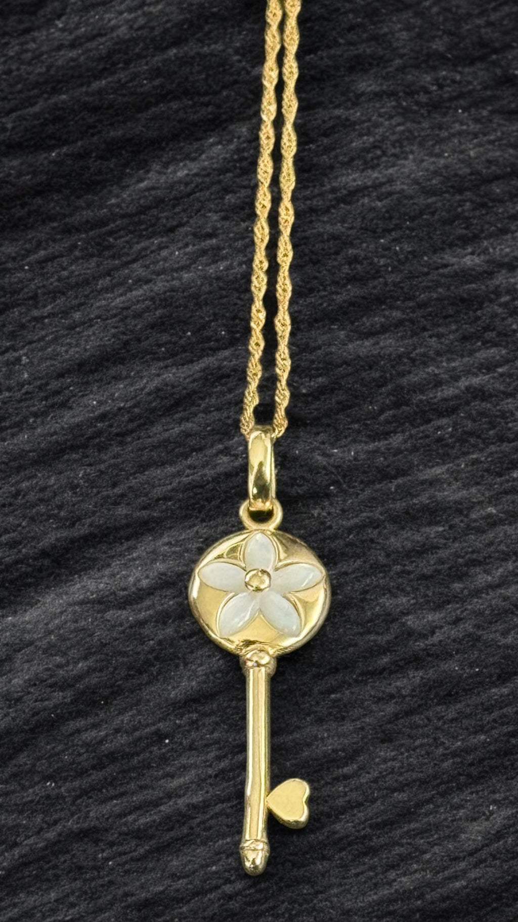 Collar con dije de padre perla en oro