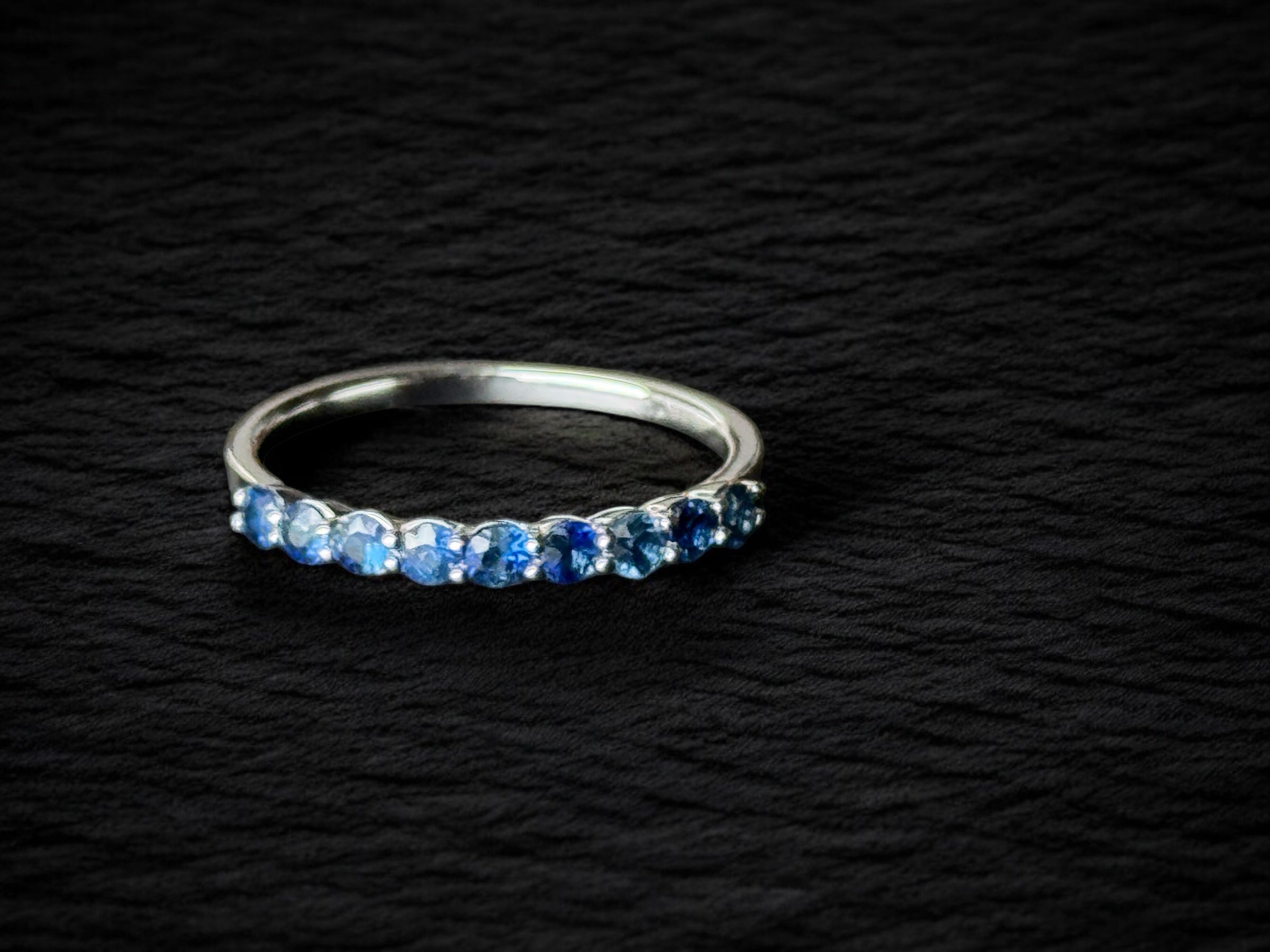 Anillo oro con zafiros